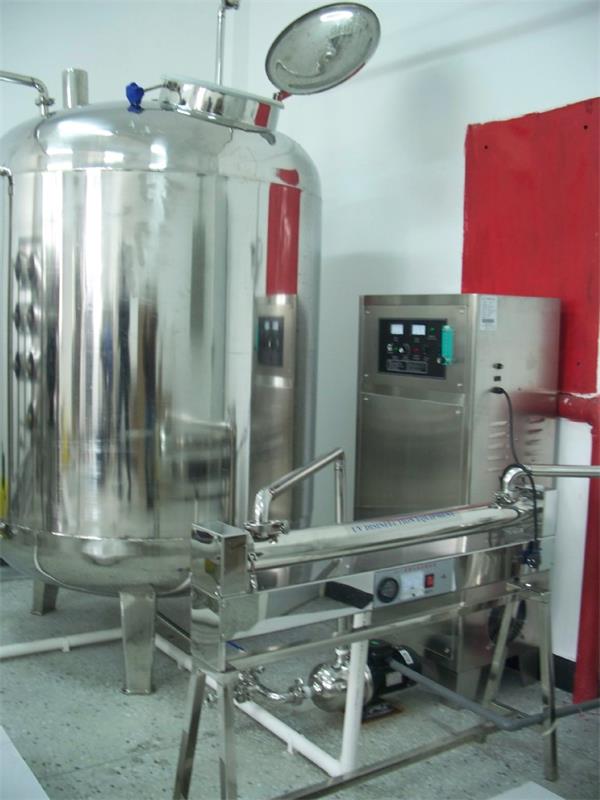 臭氧機(jī)+反應(yīng)罐.jpg